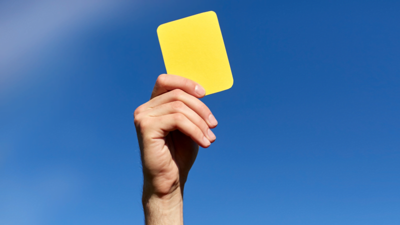 Donkergele kaart voor het college!