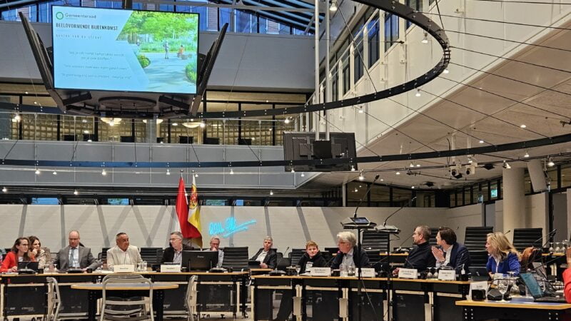 Eerste maatschappelijke stagiair in Apeldoornse politiek