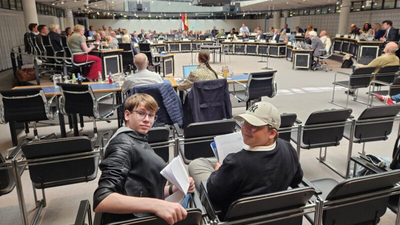 Koen en Taeke op maatschappelijke stage bij WijApeldoorn