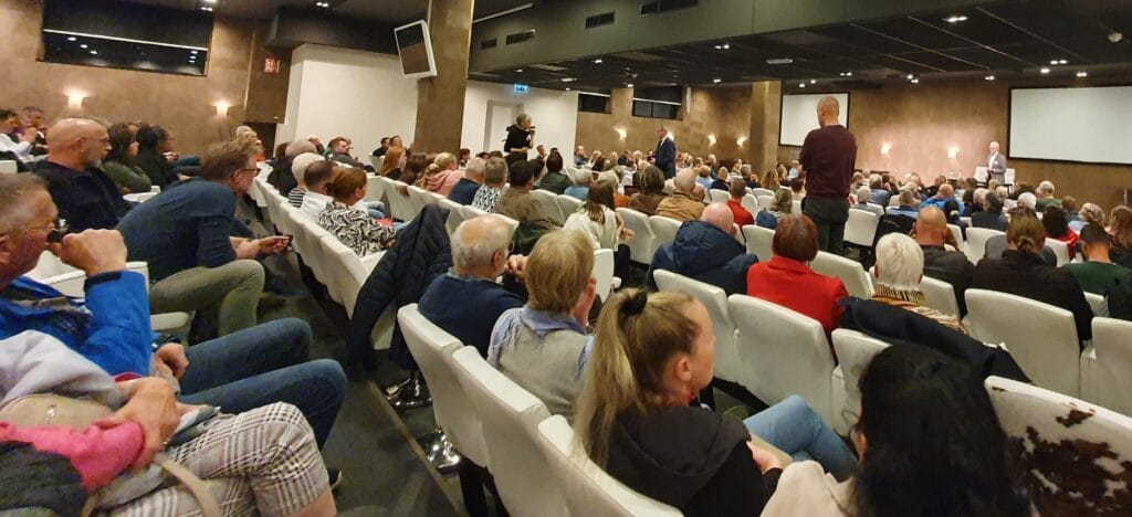 bijeenkomst in Ugchelen over de crisisnoodopvang, een zaal vol mensen