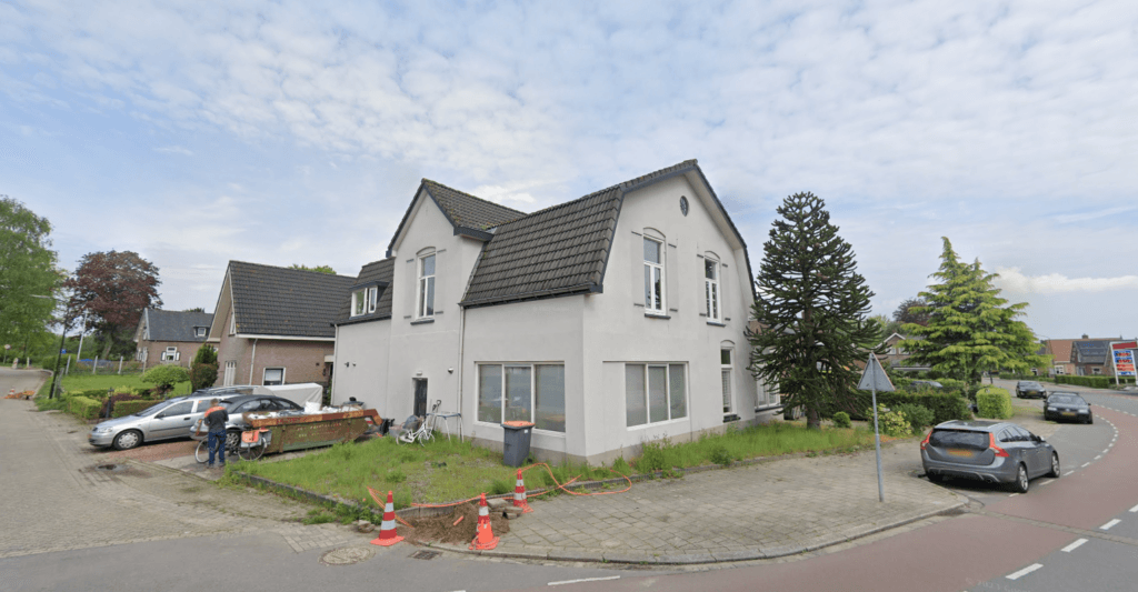 witte woning in Loenen aan de Hoofdweg