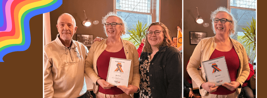 Raadslid Lilian Haak met het ontvangen regenboog lintje