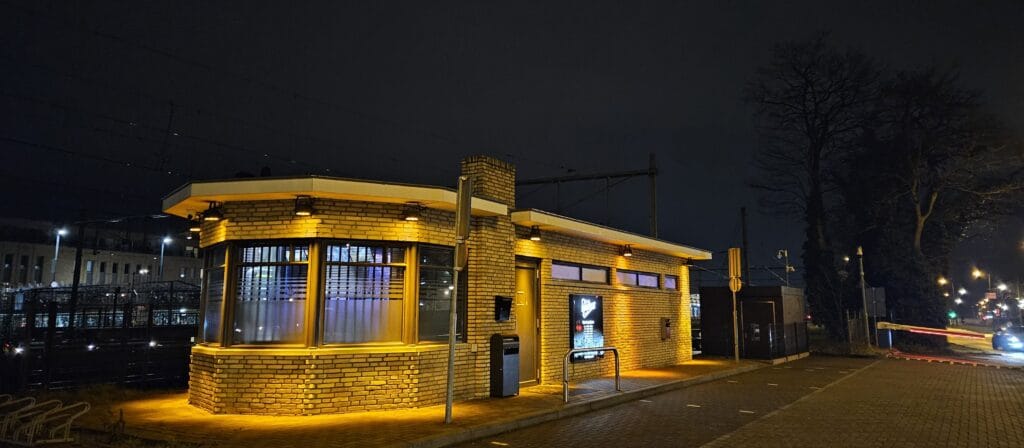Coffeeshop 't Bunkertje in Apeldoorn achter het station in het donker.