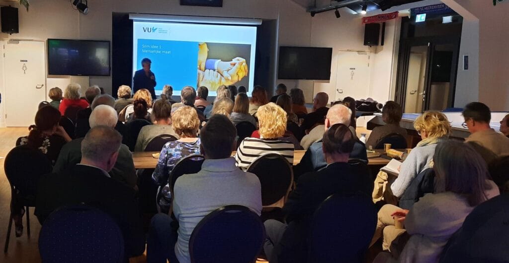 in het clubhuis van AGOVV waar de bijeenkomst Zorgzame Buurten was met de presentator Canoy.