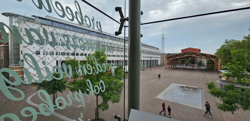 uitzicht vanaf het Oude Raadhuis op het Marktplein, de markthal en het stadhuis