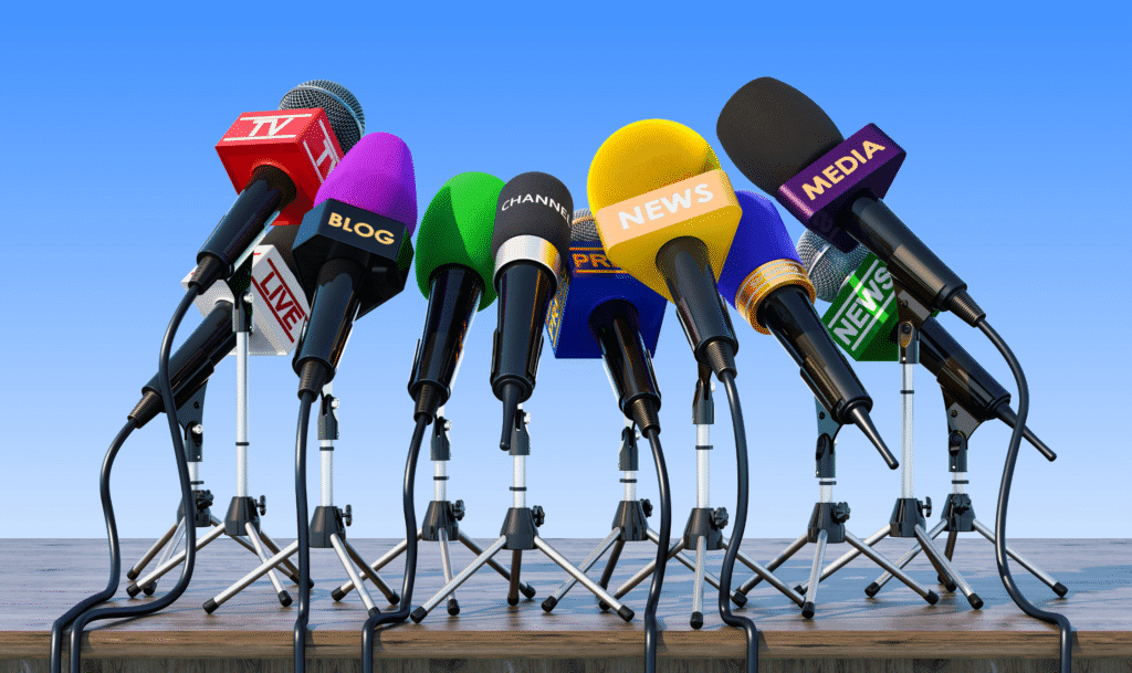 verschillende microfoons staan klaar