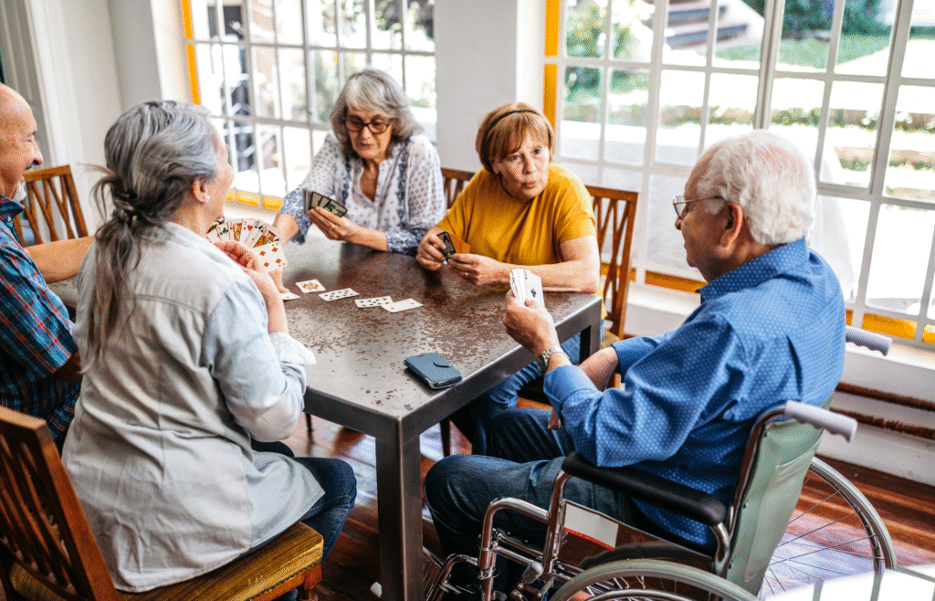 ouderen aan tafel kaarten