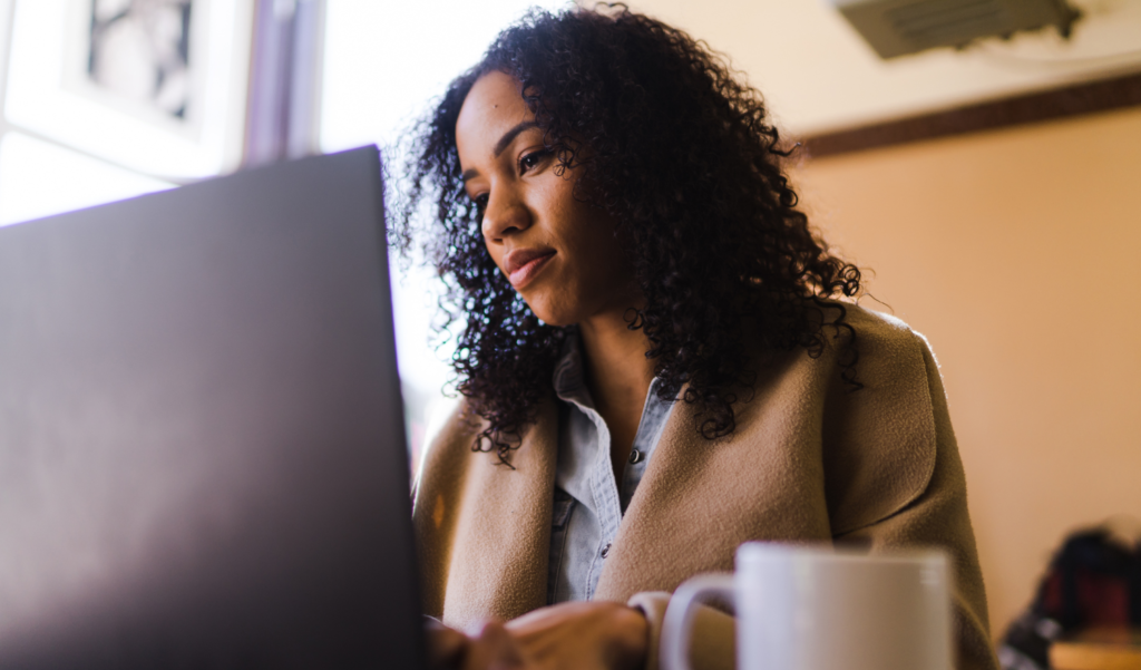 dame achter laptop aan het werk