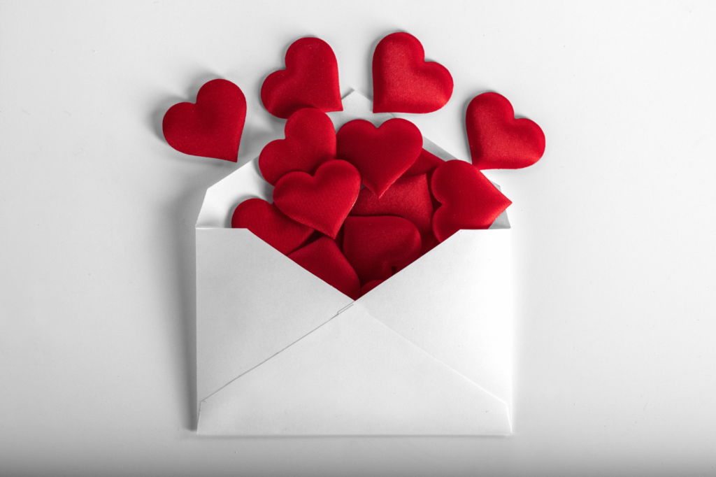 Valentijnsdag envelop m met rode hartjes