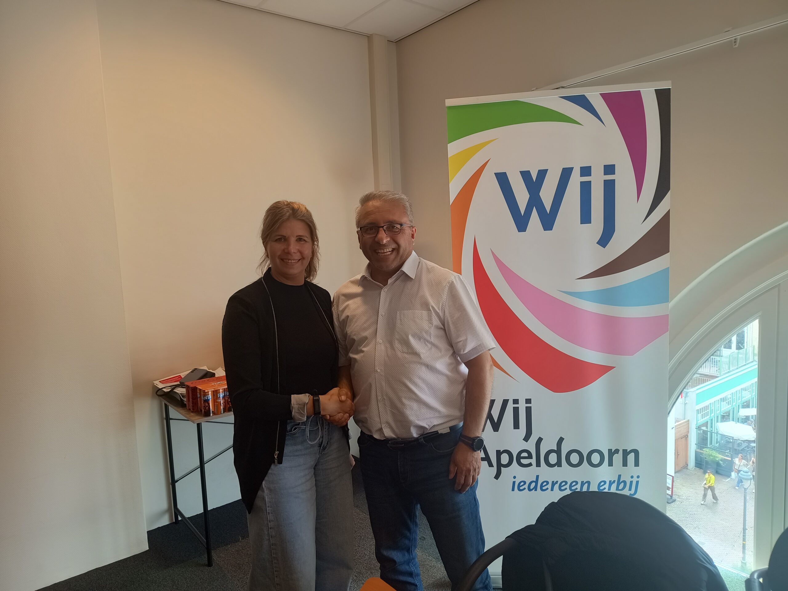 Marlous Petrik en Ahmet Alkas in het fractiekantoor van WijApeldoorn